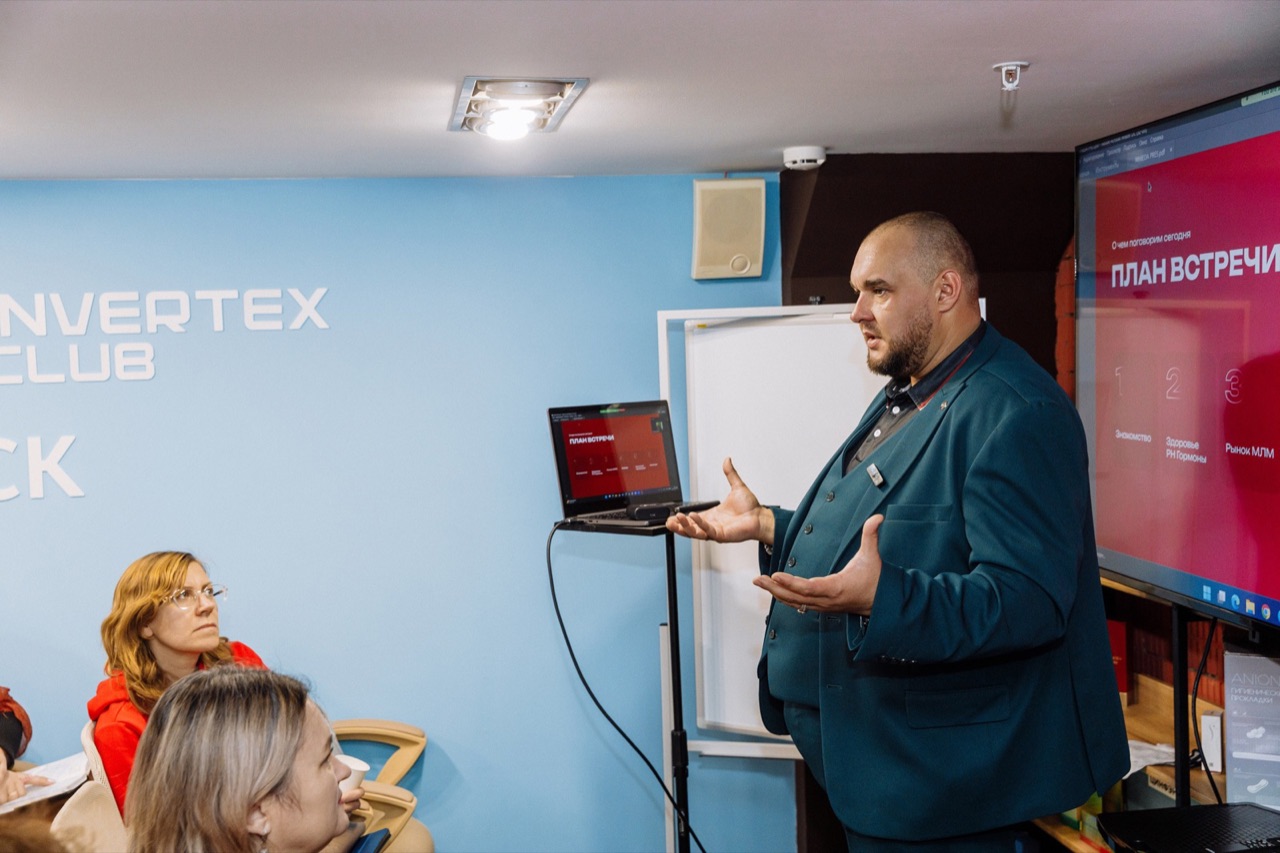 Сергей Вершинин проводит встречу в офисе Invertex Club